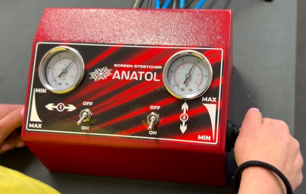Utilice la caja de control de Anatol para ajustar ambas direcciones de la malla de forma independiente